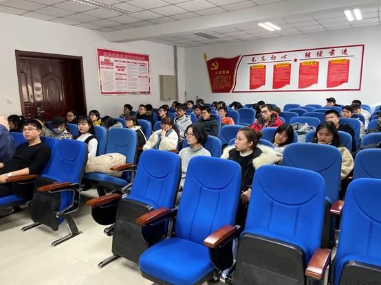 图片包含 天花板, 室内, 人员, 墙壁描述已自动生成