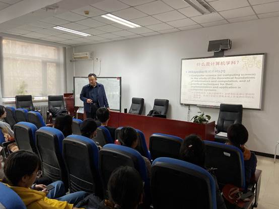 图片包含 室内, 天花板, 人员, 墙壁描述已自动生成