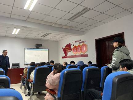 图片包含 天花板, 室内, 人员, 墙壁描述已自动生成